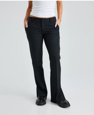 Kostymbyxor  - Svarta kostymbyxor från bikbok. Modellen har storlek 38 och är 165 cm💕 inte använda nån gång, prislappen är kvar alltså i bra skick!! Storleken är 38 men är liten i storlek så passar 36.