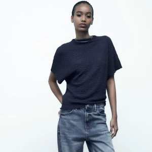 Zara topp - Säljer min jättefina mörkblå tröja ifrån Zara, kommer inte till användning längre, toppen sick, nypris 199kr🙏🏼skriv för fler bilder 