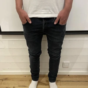 Dondup jeans - Jeans fran Dondup - Logga pà höger bakficka - Storlek : 33 - Passform : Slim fit - Jeansen är i ok skick utan nagra defekter - Varat pris: 349 kr - Nypris : 3299 - Modellen pà bilden är 180 CM och väger 75 kg