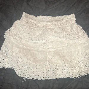 Jättefin zara kjol - Slutsålt i butik och i jättebra skick förutom de lilla lilla längst ner (3dje bilden)