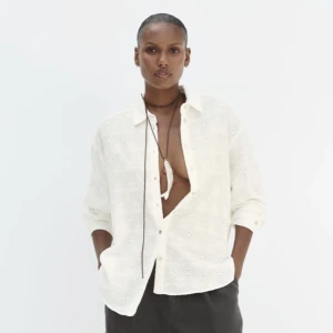 Vit blus/skjorta - Vit blus/skjorta från zara. Inte använd med prislapp. 