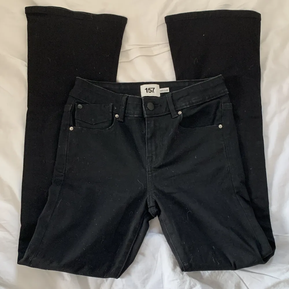 Coola Svarta midwaist jeans. Säljer för de inte passar, hör av er om ni undrar något!❤️. Jeans & Byxor.