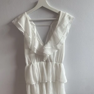 Vit klänning - Vit klänning, passar till student/skolavslutning. Gör inte riktigt rättvist visad på bild så kan skicka fler om det önskas💕 endast använd en gång och passar bra till mig som har strl S men tror den skulle funka bra till andra storlekar också.