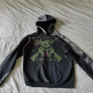 Fet hoodie - Snygg hoodie i medium. Som är blekt på olika ställen för att ge en grungig look.