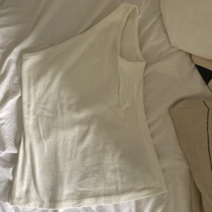 H&M - Nu säljer jag min hm tröja pågrund över att den är för stor skriv om ni är intresserade 