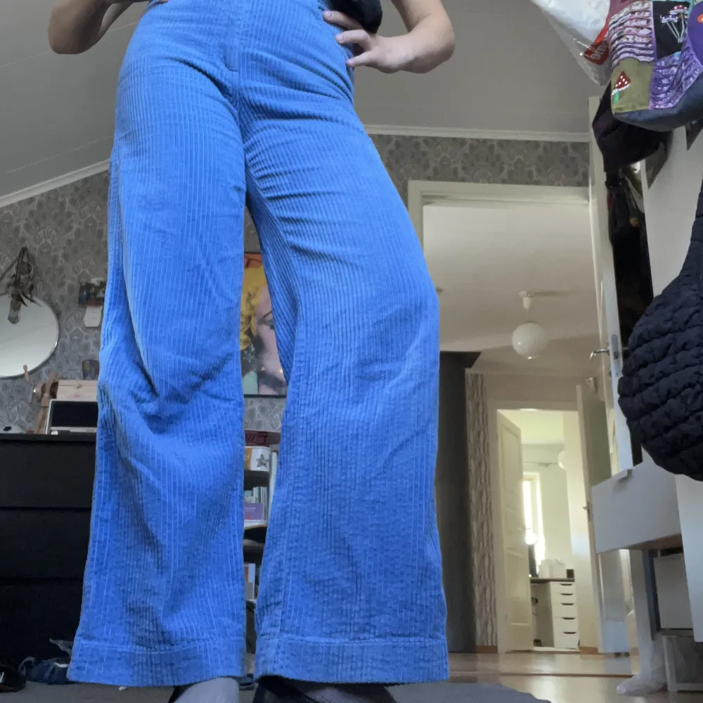 Blå Manchesterbyxor som tyvärr blivit lite för korta för mig🧚‍♀️ älskar annars färgen som är så fin! . Jeans & Byxor.
