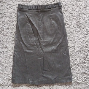 Mellanlång kjol. - PennKjol i mörkgrå färg från Kappahl. Kjolen slutar under knäna på mig som är 164 cm. Liten slits både fram och bak på kjolen.   Använt skick.   Betalning via swish och köparen står för frakten. 