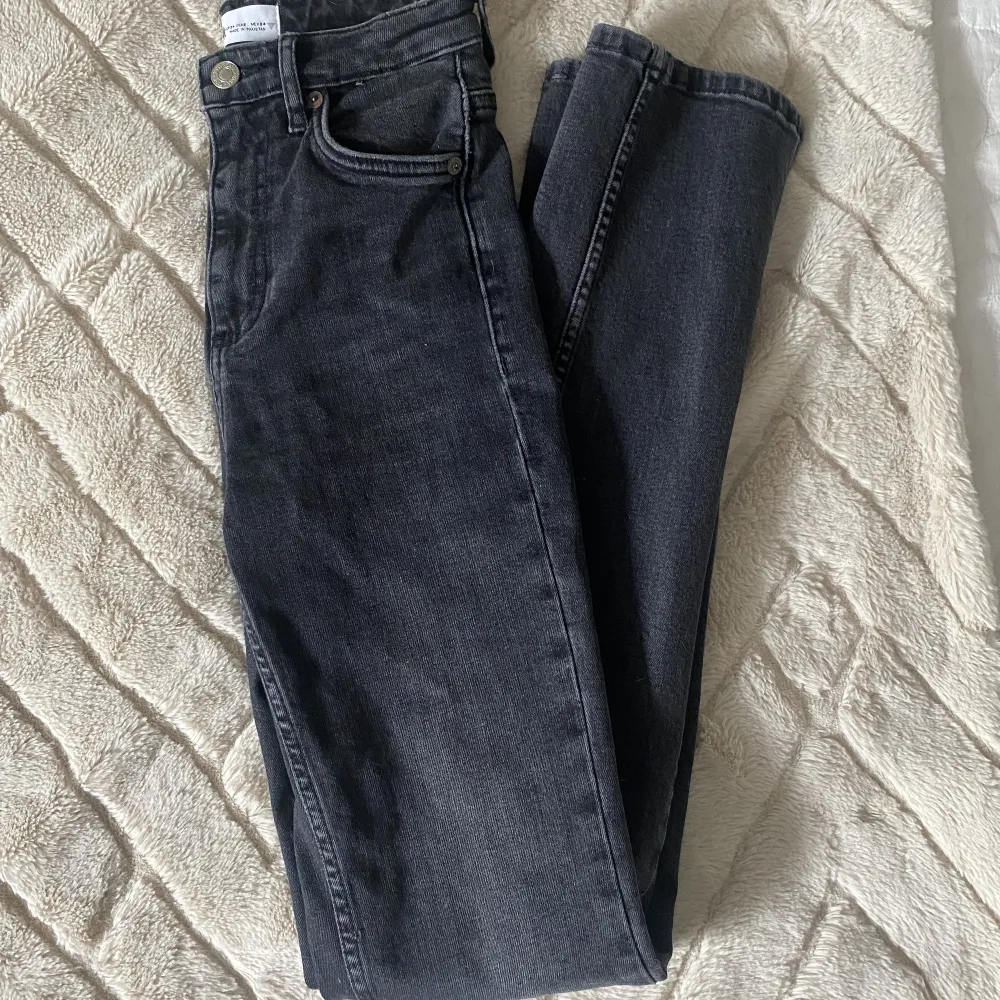 Jättesnygga raka jeans från Zara med slits🤍 aldrig använda då de är för små för mig tyvärr. Jeans & Byxor.