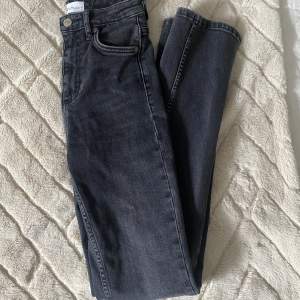 Jättesnygga raka jeans från Zara med slits🤍 aldrig använda då de är för små för mig tyvärr