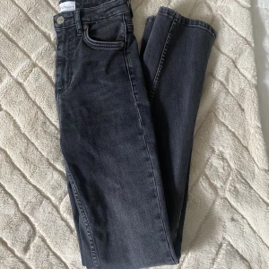 Raka jeans/ bootcut  - Jättesnygga raka jeans från Zara med slits🤍 aldrig använda då de är för små för mig tyvärr