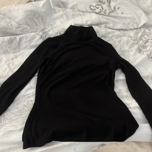 Tröja med polokrage - Jag säljer denna tröjan för att jag använder den inte, den är Jätte fin men kommer ej till användning, köparen står för frakten 