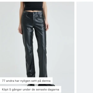 Bikbok skinnbyxa  - Svarta skinnbyxor från bikbok i strl 34/36, använda fåtal gånger🤎(klippte lite pga för långa) 