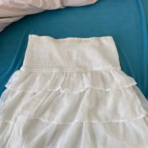 Jättefin kjol som man kan använda som topp, storlek M köpt från bikbok. Kommer inte till användning 