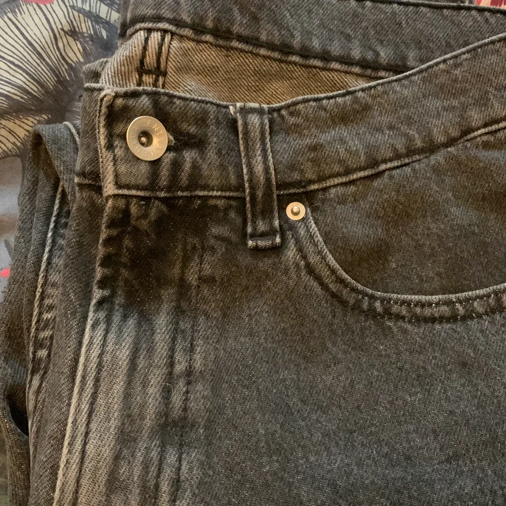 Oanvända svarta straight jeans. Snygga till det dystra höstvädret. (Priset kan prutas). Jeans & Byxor.