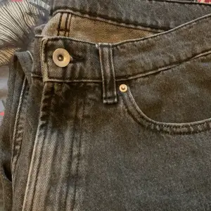 Oanvända svarta straight jeans. Snygga till det dystra höstvädret. (Priset kan prutas)