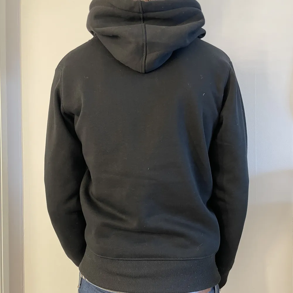 Tja säljer nu min skjukt snygga rhinestone zip hoodie i väldigt bra skick, hör av dig vid frågor eller funderingar😀. Hoodies.