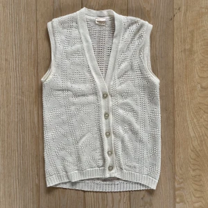 Vit väst med knappar - Stickad vest med knappar och mönster! lite Harry styles vibbar:) säljes då jag tyvärr inte använder den🤍Skriv om ni vill ha bilder på!