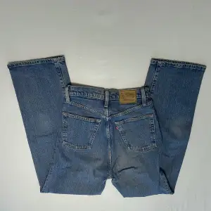 Supersnygga Ribcage Straight jeans från Levis!! Väl använda men ändå utmärkt skick!!  Nypris: 1300kr  Pris kan diskuteras vid snabb affär. 3 FÖR 2 på min sida!!