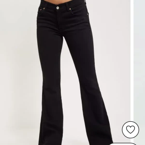 Lågmidjade bootcut jeans😍 - Jag säljer mina fina lågmidjade bootcut jeans i storlek 36 från Nelly!😍 Jag säljer de pågrund av att de är försmå, skulle säga att de är strl Xs-s!❤️