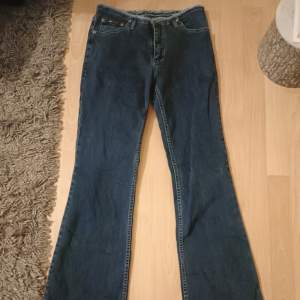 halvt lågmidjade bootcut jeans som tyvärr var för små för mig:/ passar S