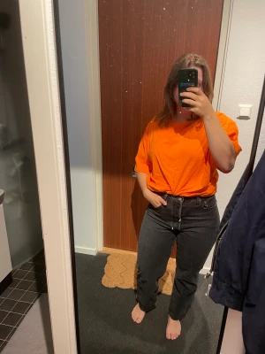 Tshirt - Färgglad T-shirt. Använd 1 gång. Storlek L från shein. 