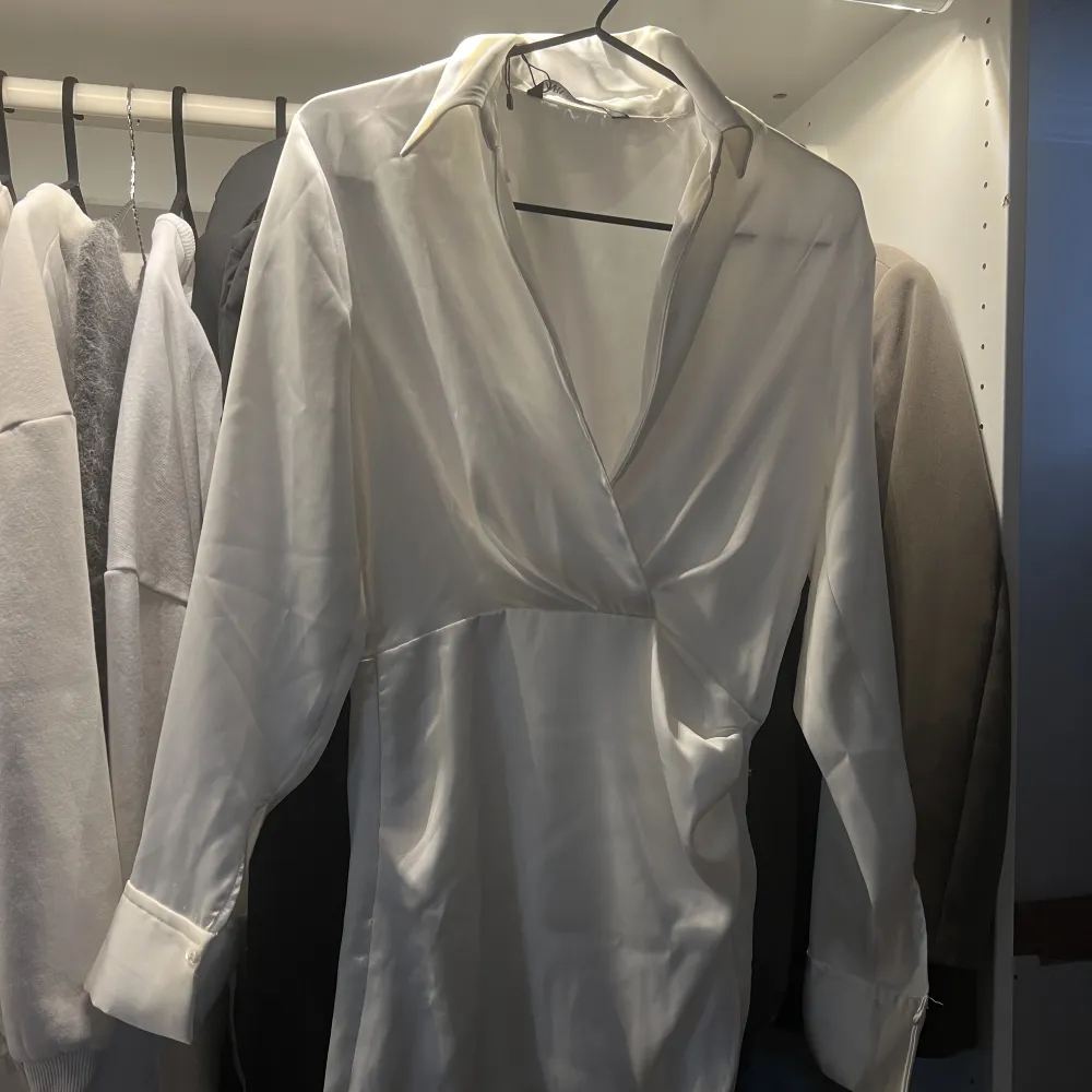 vit satin klänning från zara! Säljer i både svart och vit! Aldrig använda.  . Klänningar.