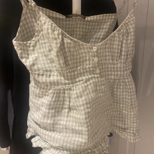 Topp - Jätte söt topp som inte går att köpa längre, köpte för 250 men säljer för 150! Knappt använd💕