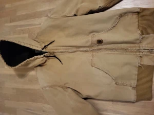 Vintage carhartt workwear jacka - Galen bra jacka den är i den äldre rare modellen med gamla märket insyn. Tjock guld kedja och sjuk distressing. Passar nog S-L beroende på hur oversized du vill ha den. Säljer för pengar