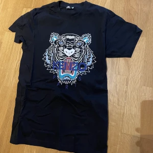 Kenzo T-shirt  - Säljer en Kenzo T-shirt, använd 3 gånger 8/10 skick (skrynklig på bilden för den används ej längre och bara ligger i garderoben) 