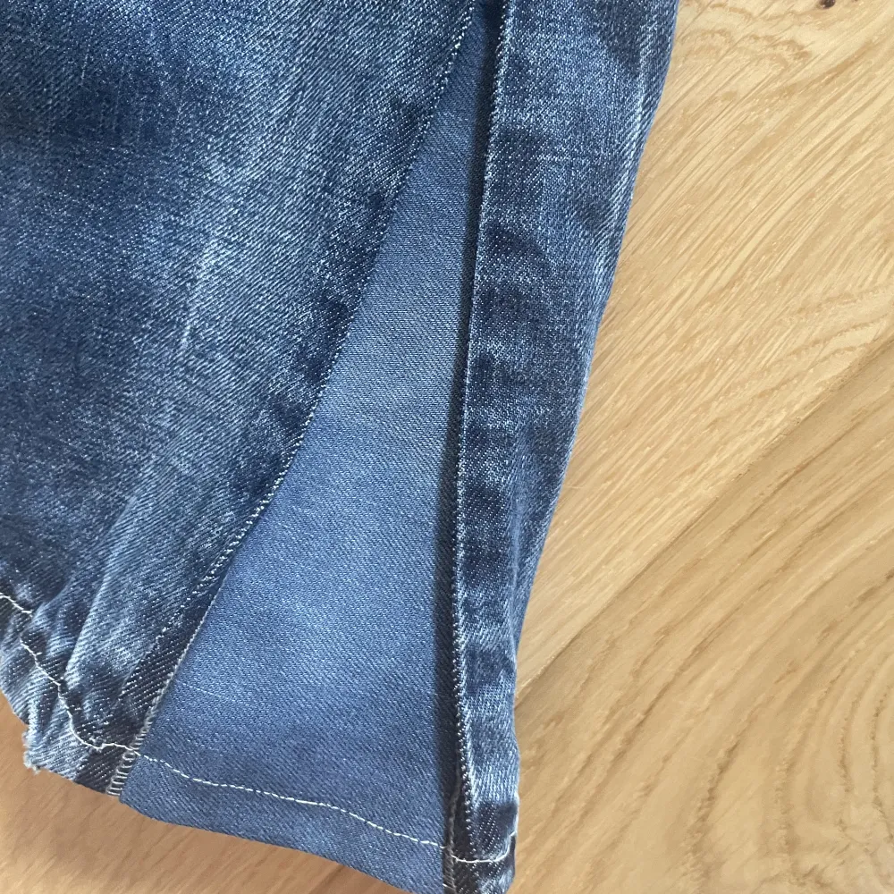 33x32 längd custom flare vacker vit stitching. Jeans & Byxor.