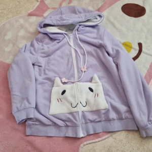 Kawaii katt tröja - Väldigt mjuk pastell huvtröja. Har blivit nopprig efter tvätt. Väldigt fluffig innerfodring. Storlek M. Kan mötas upp i vänersborg. Frakt: 74kr