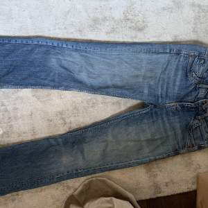 Säljer mina midrise jeans från base med coola fickor!