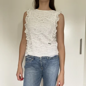 Topp - Jättefin topp från Guess köpt i London. Köptes för ca 800 kr. Knappen där bak har åkt av men det syns knappt och är lätt att fixa. Skriv gärna om ni har några frågor🩷🩷