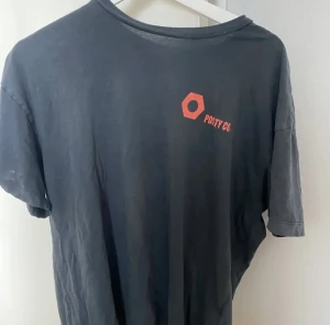 Snygg Post Malone T-shirt! - Köpt på H&M för några år sen. använd några gånger men inget slit på trycket överhuvudtaget☺️