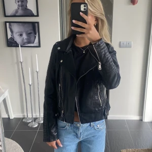 Skinnjacka, storlek small  - En supersnygg skinnjacka från Vero Moda i storlek small som passar till allt. Gillade verkligen denna jackan men hann inte använda så mycket innan den blev för liten tyvärr.