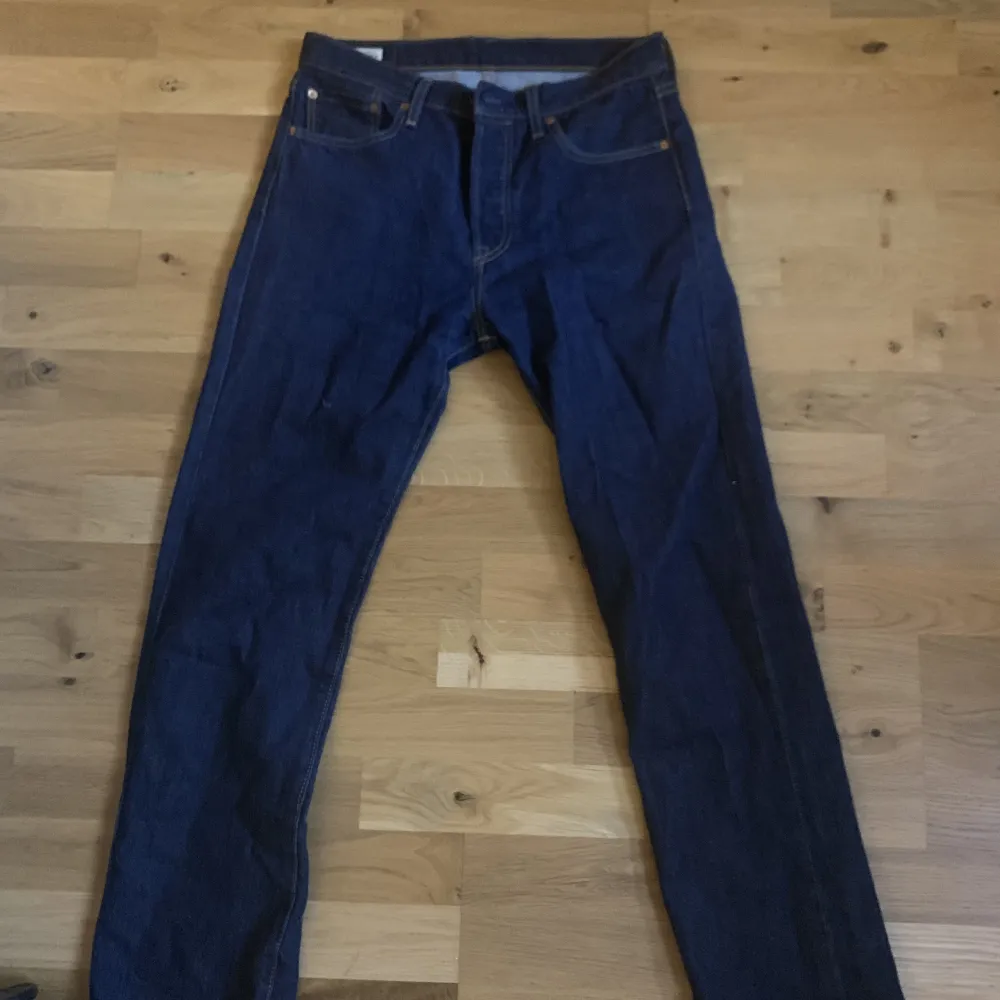 Mörkblåa Levis 501or (köpta för 1100)  i strl 30/32. Är princip i ny skick knappt använda och tvättade en/två gånger.. Jeans & Byxor.