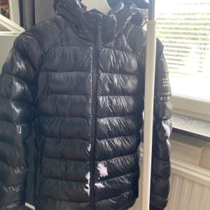 Jättefin jacka använd 1 vinter, i svart och glansig, storlek 170
