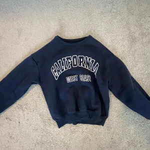 Blå Tjocktröja - Knappt använd och i bra skick. Skriv för mer info och om fler bilder! 🩷