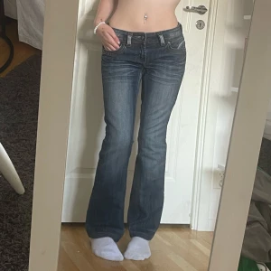 Lågmidjade Bootcut jeans - Så fina lågmidjade jeans, formar rumpan jätte bra.tyvärr för stora för mig. Jag är 160cm men har längre ben, så gå efter innerbenslängden!Innerbenslängd:75 midjemått:36 Köp sker via ”köp nu”