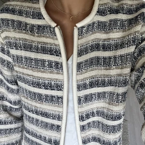 Jacka - Jätte söt jacka till hösten, med trekvarts ärmar. Skriv för mer bilder och frågor 💕