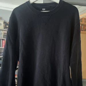 Uniqlo crewneck  - Säljer min nästan oanvända uniqlo tröja eftersom den är för liten. Den är i mycket gott skick.
