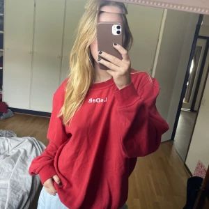 Tröja - Röd skön tröja fråb clique. Storlek L, sitter nice oversized. 