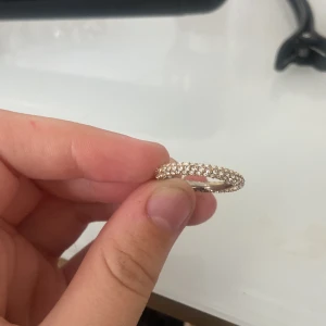 Ring  - En jätte fin ring med strass stenar från bud to rosé. Knappt använd och har boxen kvar.köpt för 500kr