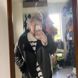 Skinnjacka  - Skinnjacka från NA-KD som ej kommer till användning längre, använd 2 vintrar men sparsamt använd