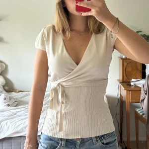 Vit stickad topp - Säljer denna jättegulliga vita toppen från Saint Tropez i storlek M. Skriv för fler bilder. 