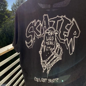 Skate T-shirt från H&m  - Hej, säljer en snygg graphic T-shirt från h&m. Den är i bra skick och sparsamt använd. Storlek small/Medium. Nypris runt 249kr. Säljer billigt, tveka inte på att hör av dig. 