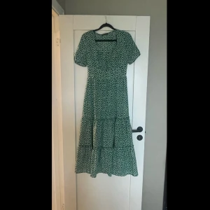Klänning - Fin blommig klänning💙