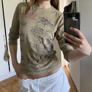 Tröja med tryck - Militärgrön tröja med tryck från SNDSL, barnstolen 164 men passar som S/M. Säljer då den inte används! Fint skick.