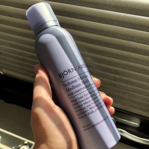 Björn Axén Volym Mousse - Lyko-160 kr. Volymgivande mousse medium hold från Björn Axén. Har även värmeskydd. Endast testad.