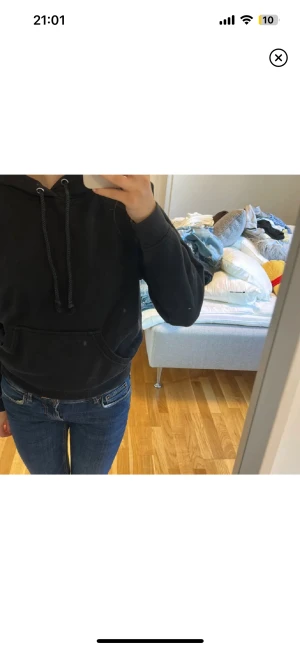 Svart bikbok hoodie - Det är den gamla modellen som är mindre i storleken än den nuvarande